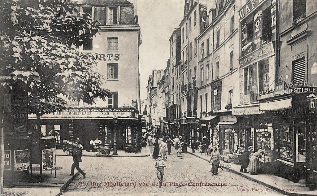 Rue Mouffetard vue de la Place Contrescarpe