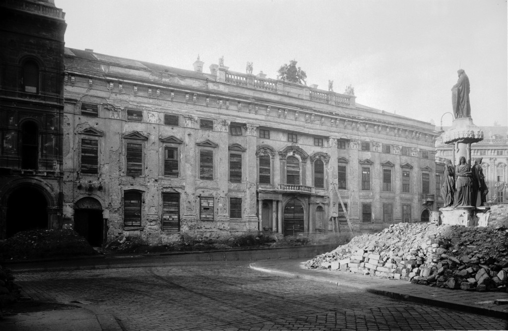 Aufnahme des schwer kriegsbeschädigten Palais Harrach. Schuttberg vor dem Austriabrunnen