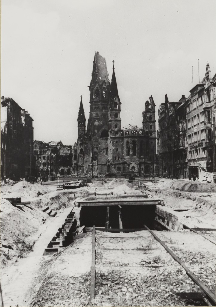 Blick auf die Tauentzienstraße und die Kaiser-Wilhelm-Gedächtniskirche
