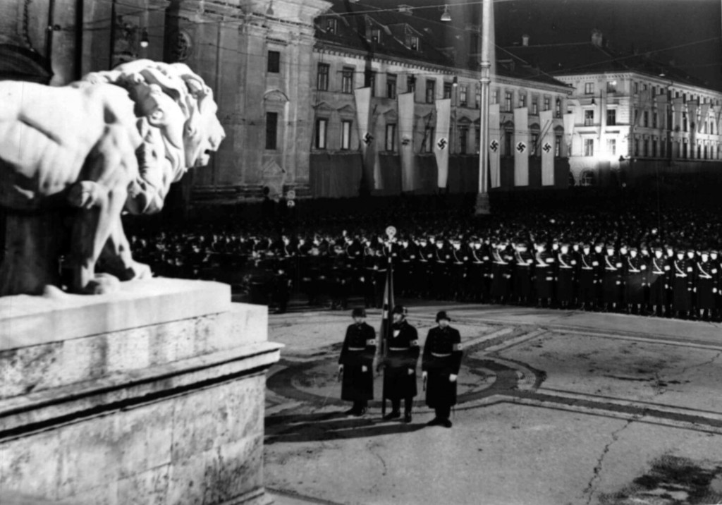 Odeonsplatz: damals Soldaten, heute Touristen