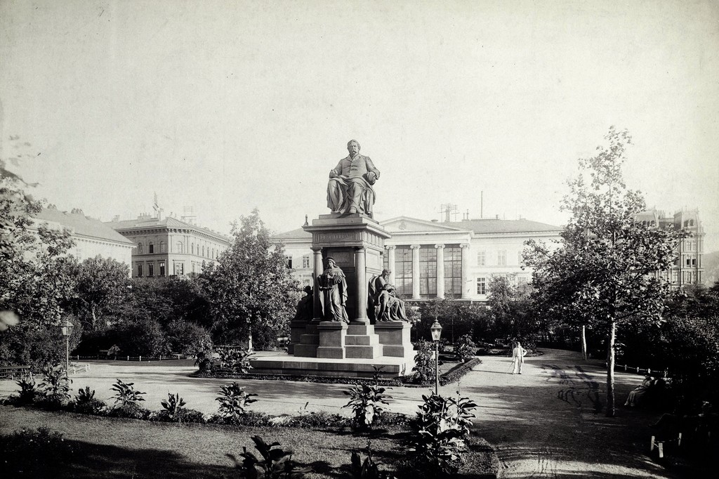Ferenc József tér, Deák Ferenc szobra