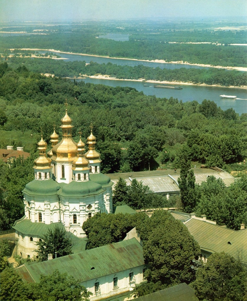 Вид на все-західну церкву Києво-Печерської Лаври