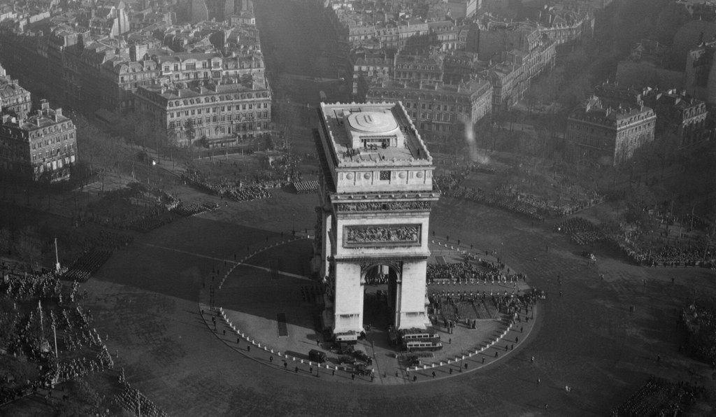 Vue aérienne de Paris: Défilé du 11 novembre 1951, la place de l'Etoile