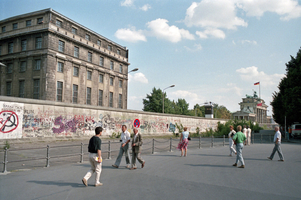 Ebertstraße (heute Friedrich-Ebert-Platz). West- und Ost-Berlin