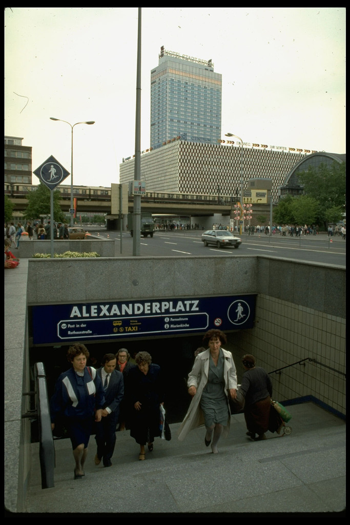 Karl-Liebknecht-Straße. U-Bahn-Eingang Alexanderplatz