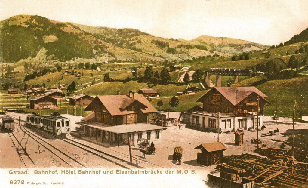 Gstaad. Bahnhof, Hôtel Bahnhof und Eisenbahnbrücke der M.O.B