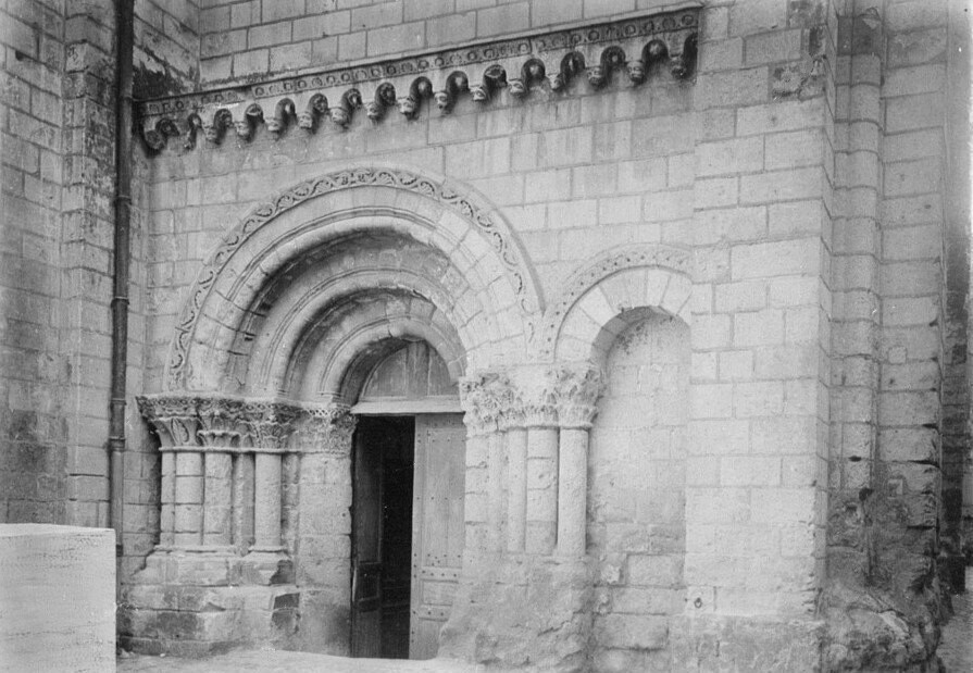 Portail du croisillon sud de l'église Saint-Pierre-du-Marais de Saumur