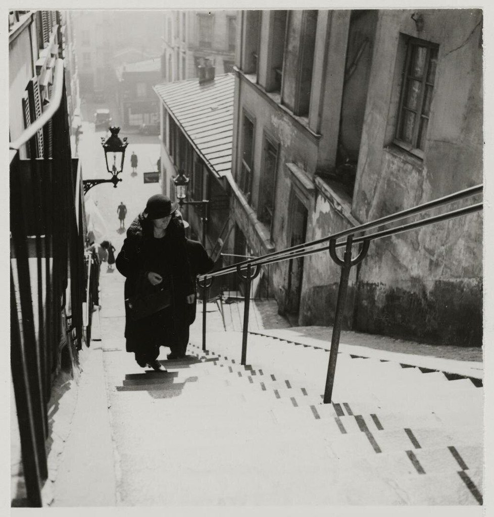 Femme montant des escaliers, Montmartre