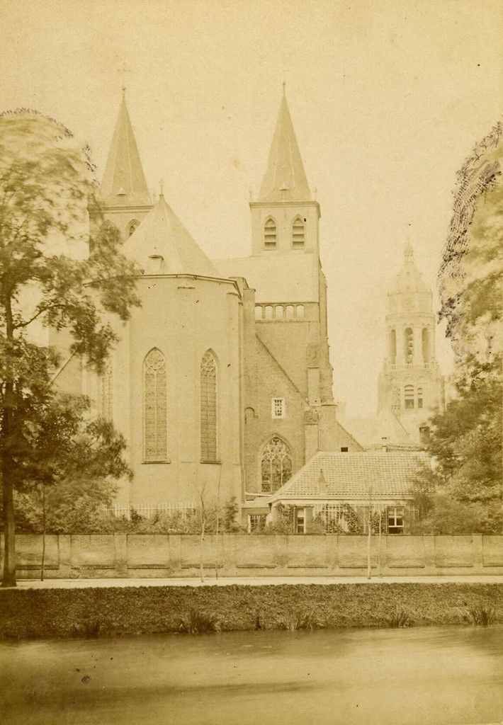 Exterieur St. Walburgiskerk met op de achtergrond de Eusebiuskerk