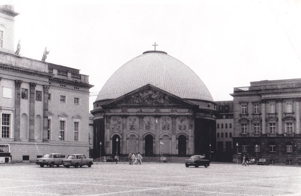 Die katholische Hedwigskirche am Opernplatz (heute: Bebelplatz) in Berlin