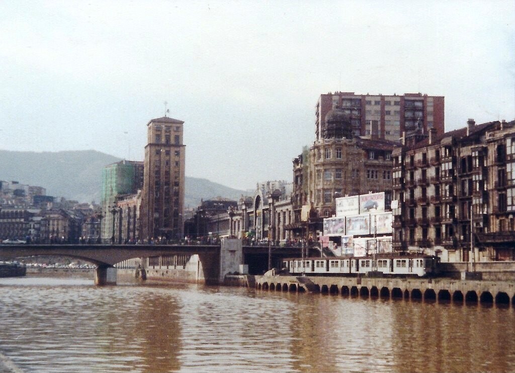 Rio Nervión y ferrocarril, lado estación Bilbao Concordia