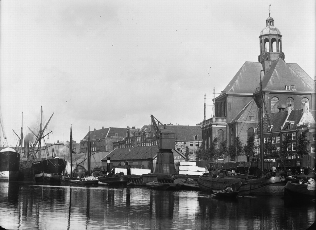 Oosterkerk. Links daarvan de Grote Wittenburgerstraat