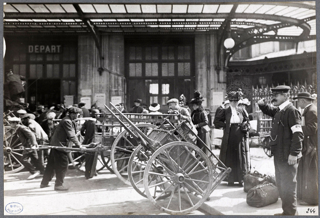 Gare de Sceaux [gare Denfert-Rochereau]. Petites voitures servant au transport des bagages