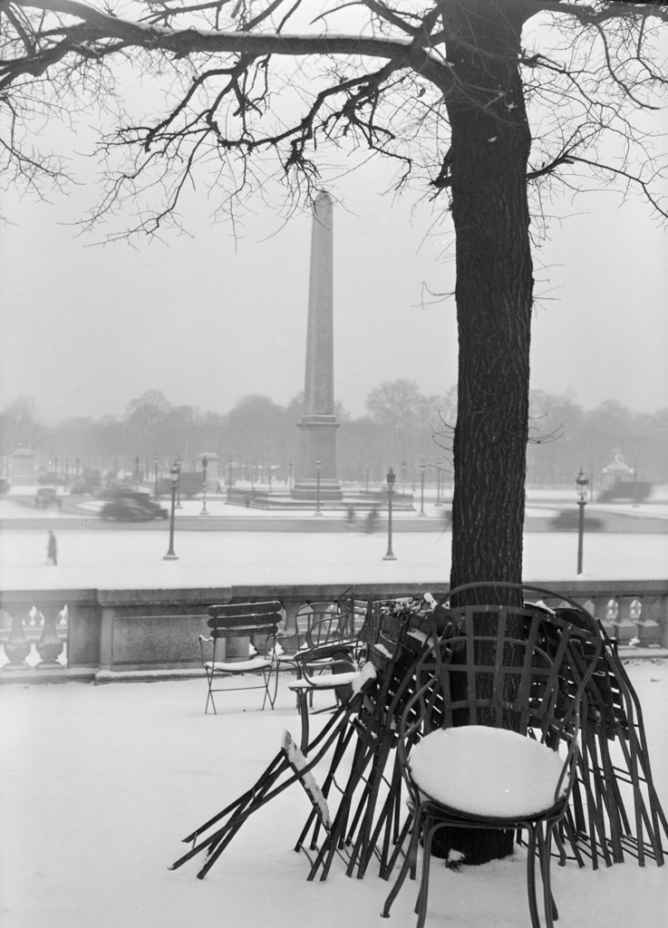 Place de la Concorde. L'obélisque sous la neige, depuis la terrasse du jardin des Tuileries