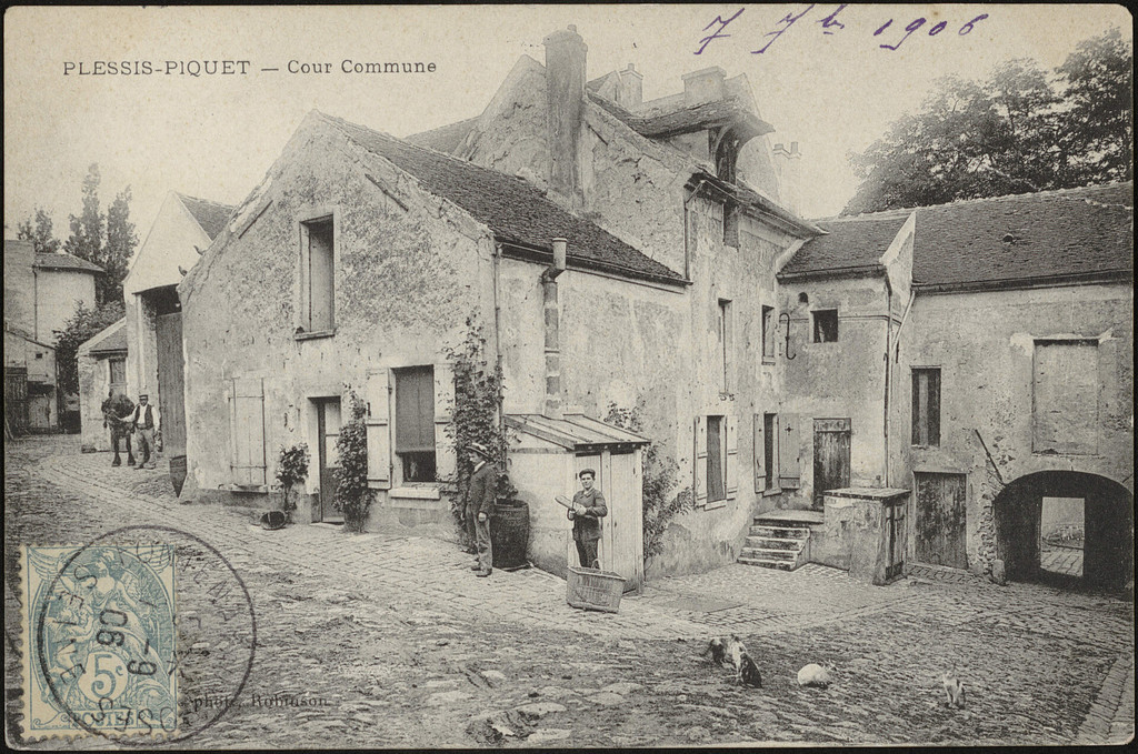 Plessis-Piquet. cour Commune