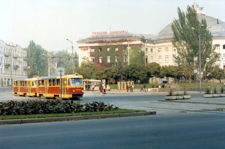 Проїжджа частина бульвару Шевченка біля цирку