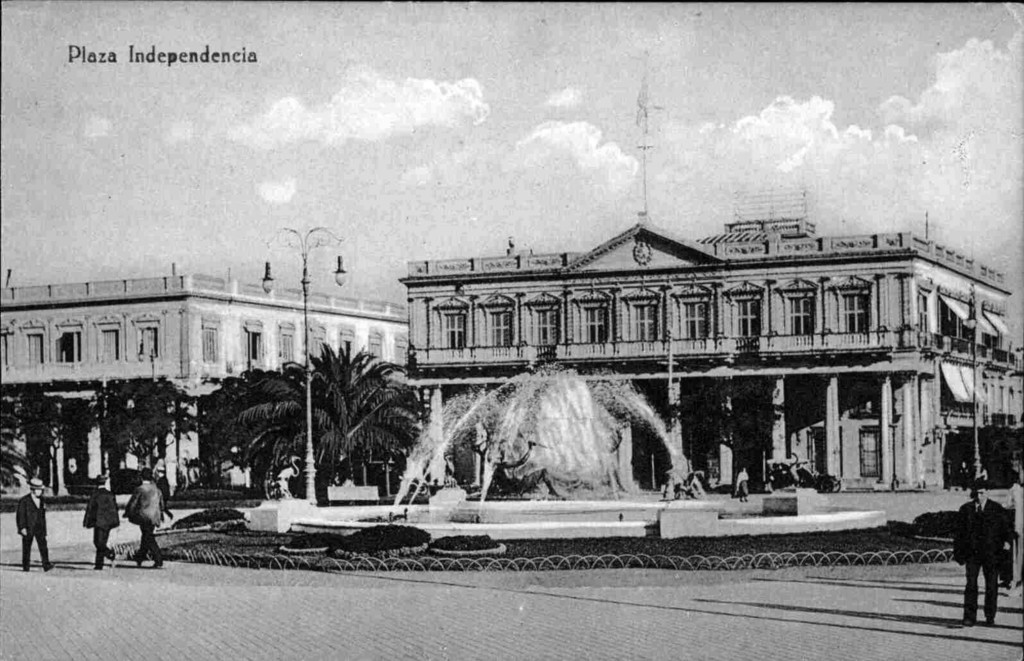 Montevideo. Plaza Independencia. Palacio Estévez