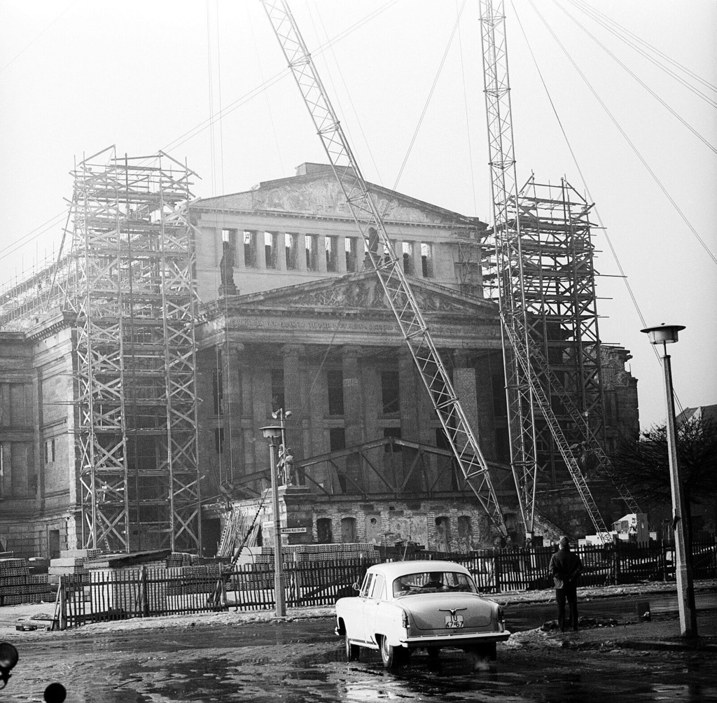Wiederaufbau des Schauspielhauses