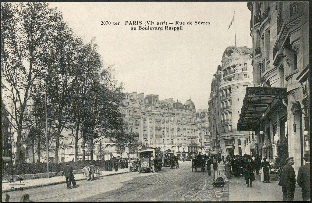 Rue de Sèvres au Boulevard Raspail