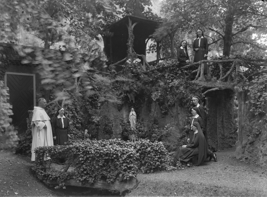 Dordrecht. Priester en nonnen in de tuin van Villa Maris aan de Buiten Walevest