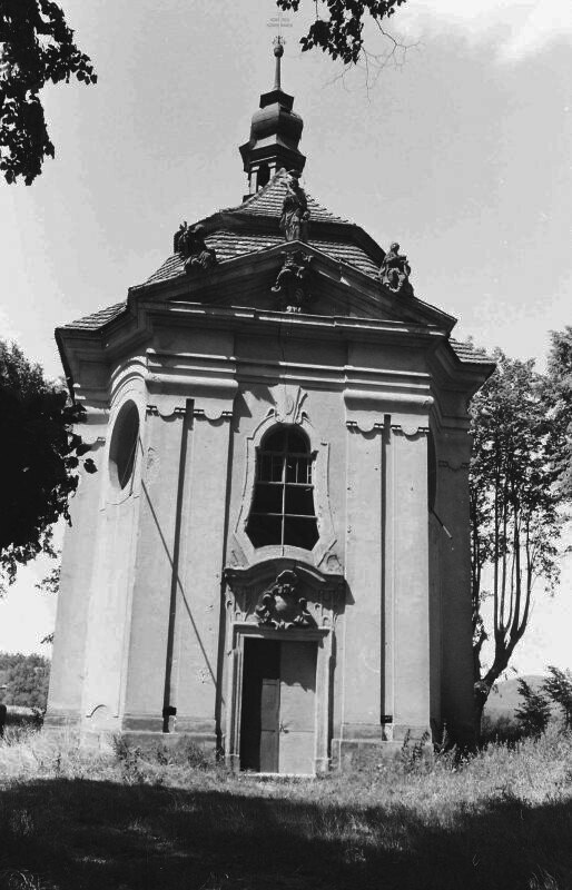Sloup v Čechách, kaple sv. Jana Nepomuckého (sloužící jako hrobka Kinských)