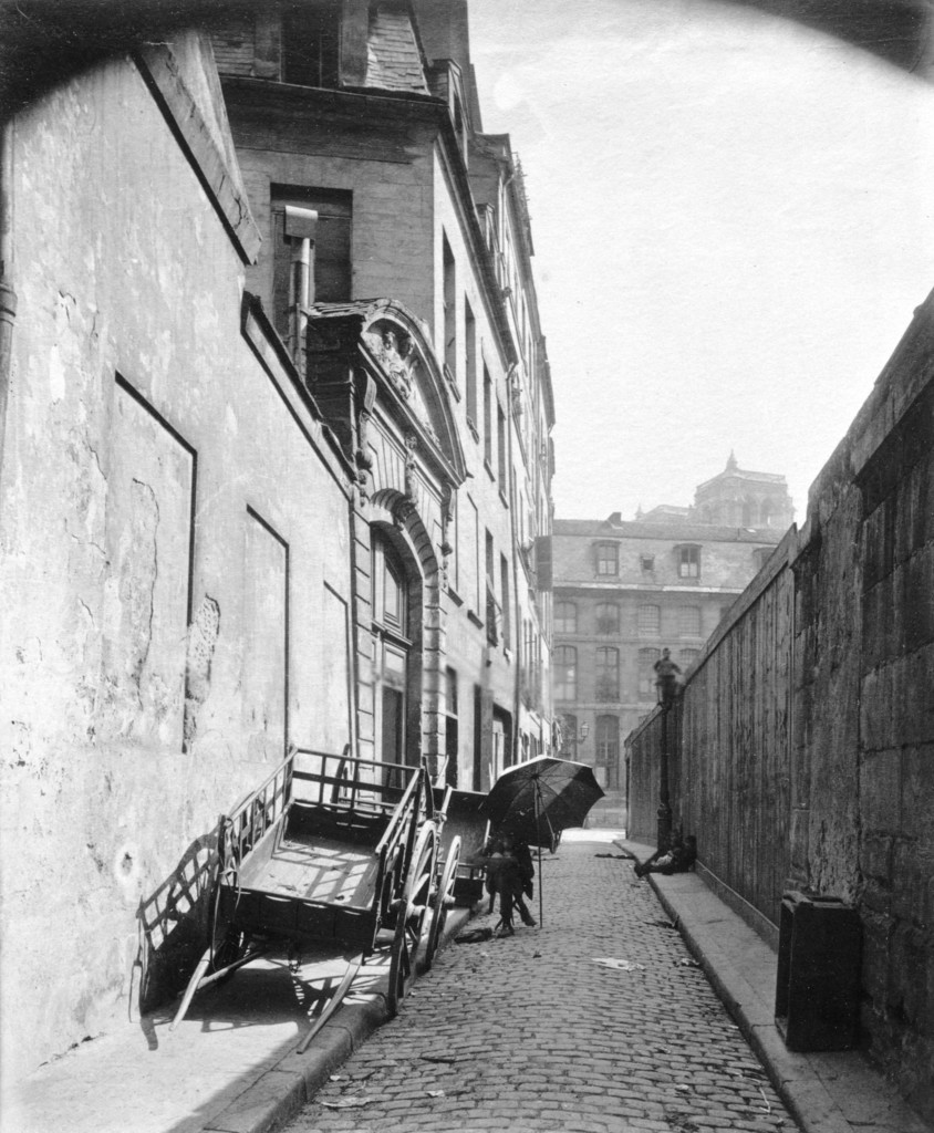 Rue Saint-Julien-le-Pauvre, vers la rue de la Bûcherie et l'ancienne annexe de l'Hôtel-Dieu