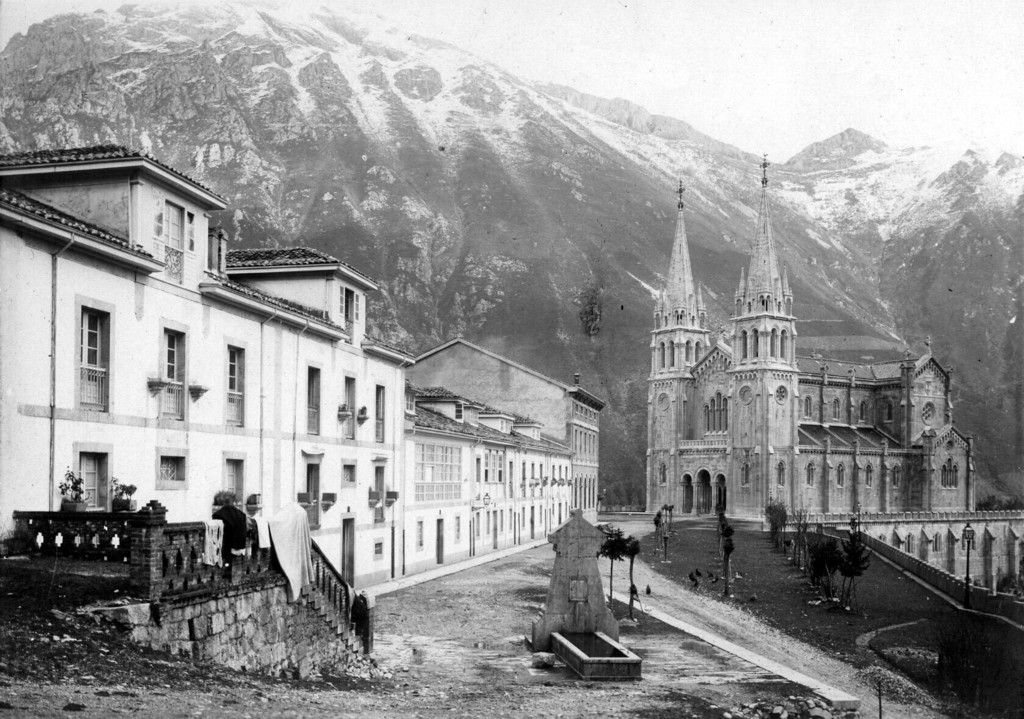 Casas de los canonigos y basilica de Covadonga