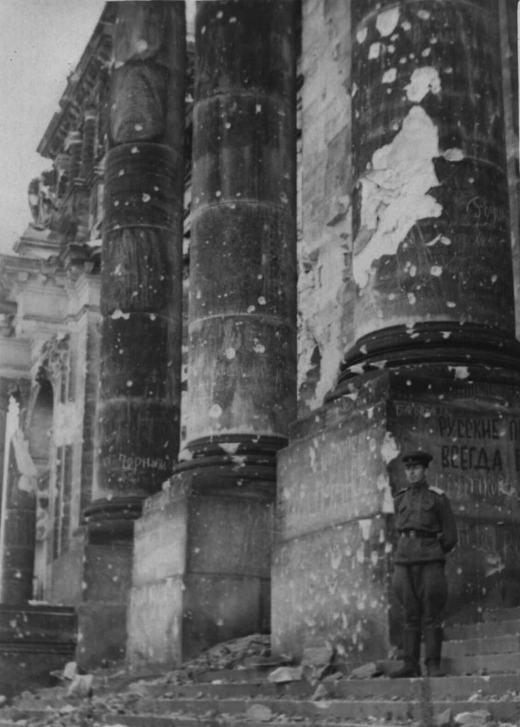 Sowjetischer Offizier auf den Stufen des Reichstags