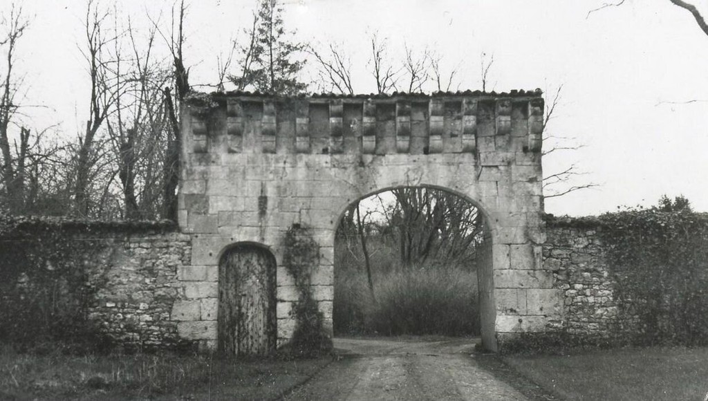 Château de Chatenet. Portail d’accès nord-est