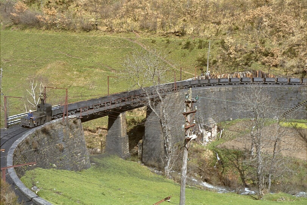 Un tren de sedanes vacíos se dirige hacia un sitio minero, hacia Villaseca de Laciana