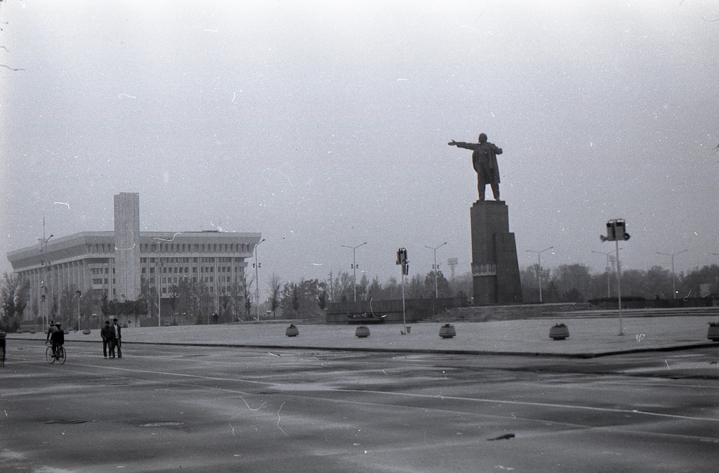 Ленин Монументи