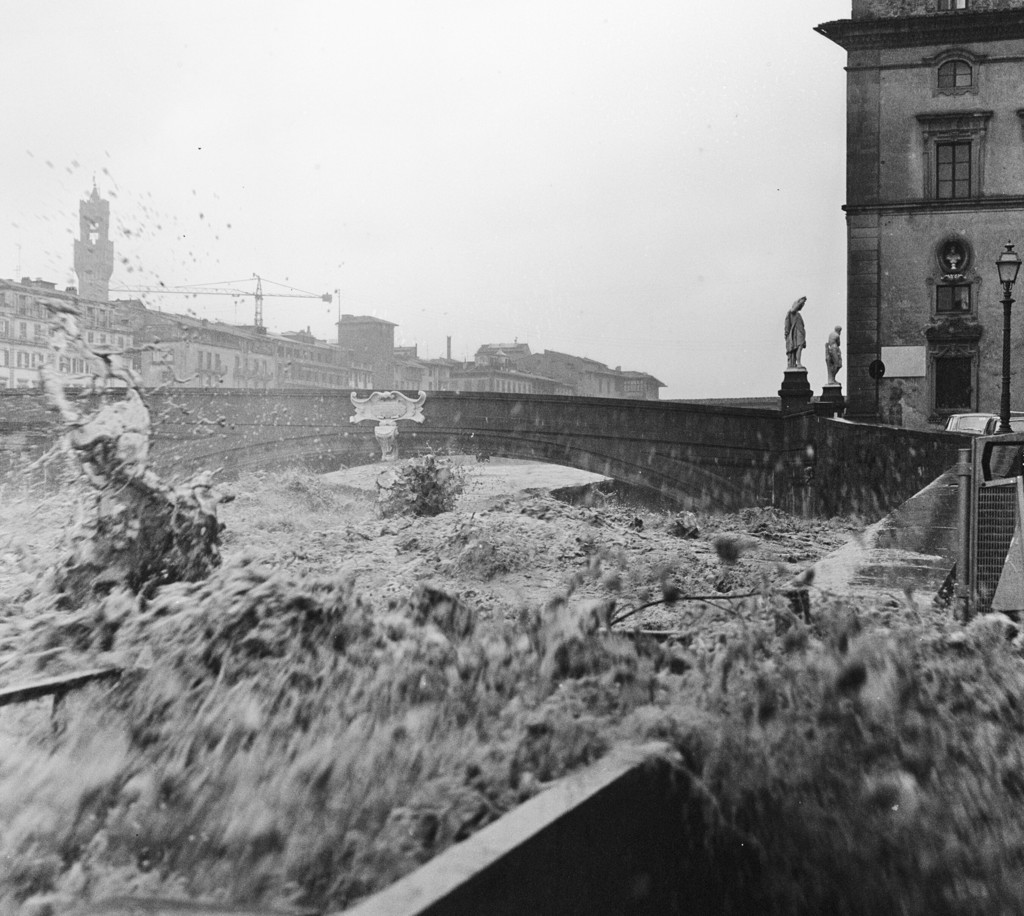 L’alluvione di Firenze. Ponte Santa Trinita
