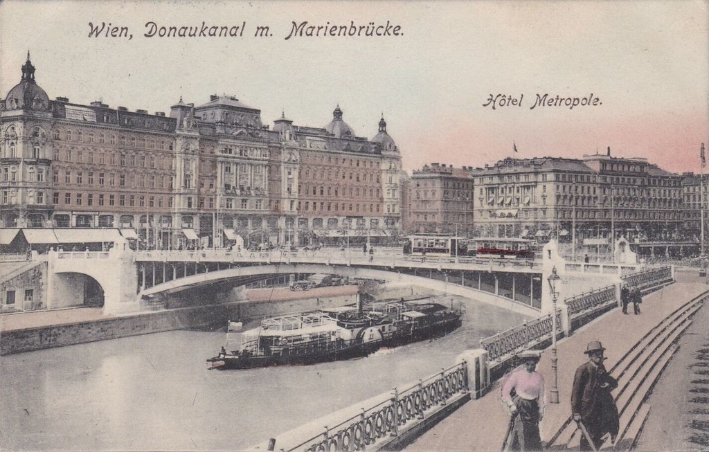 Donaukanal mit Marienbrücke und Hotel Metopole