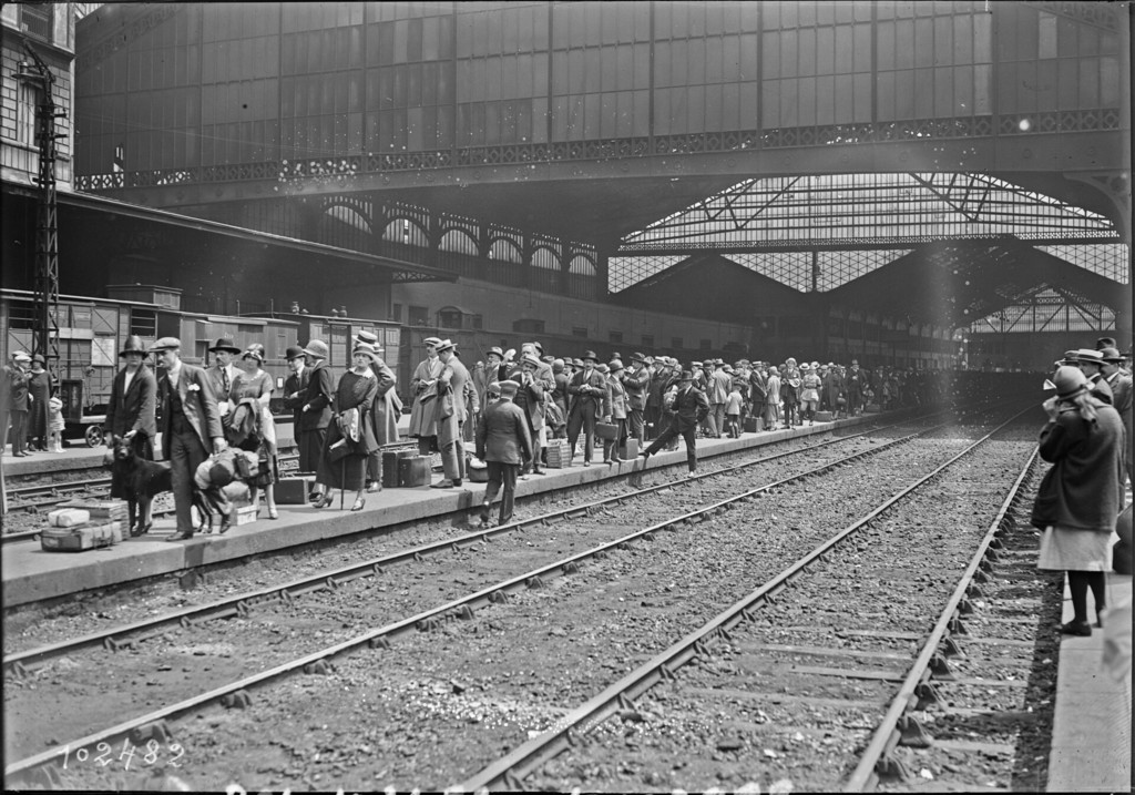 Départs gare St Lazare [les usagers attendant leur train sur les quais]