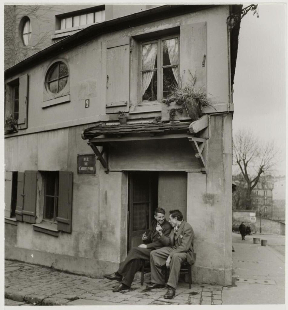 Les peintres Gen Paul et Chevin devant la maison rose, rue de l'Abreuvoir, Montmartre