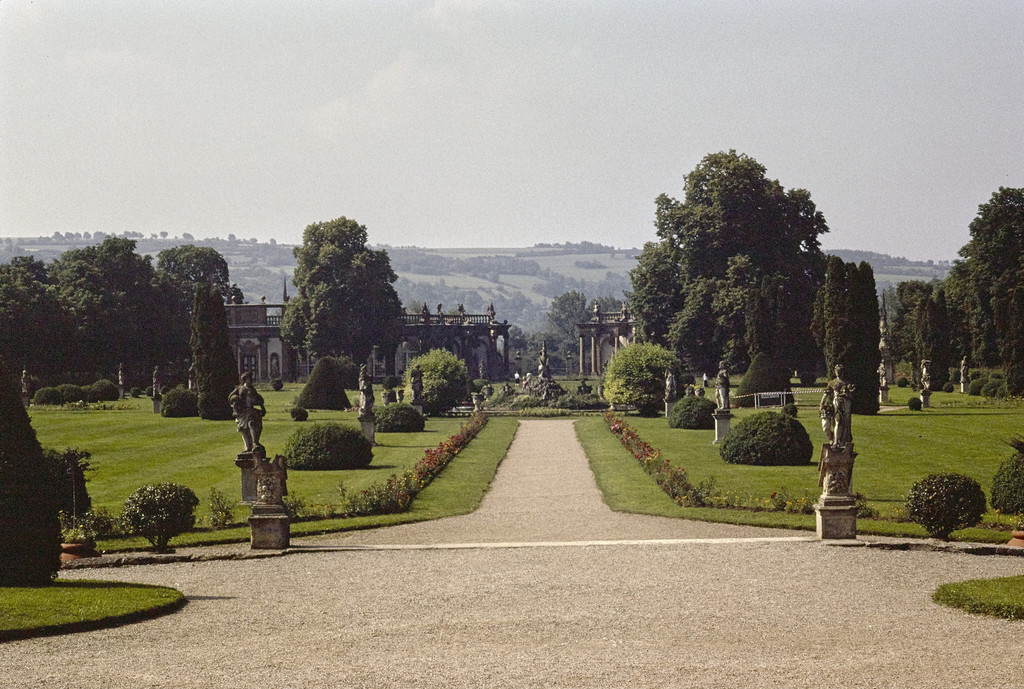 Schloss Weikersheim. Schlosspark und Blick auf Orangerie