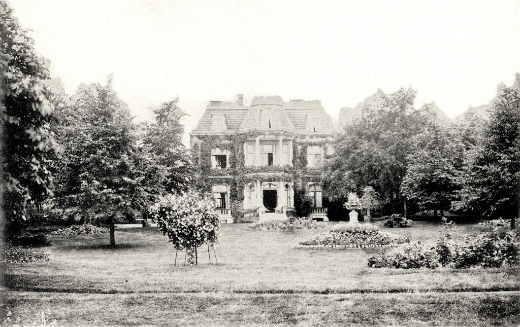 Villa Vooreng met omringende tuin aan de Eemnesserweg te Baarn