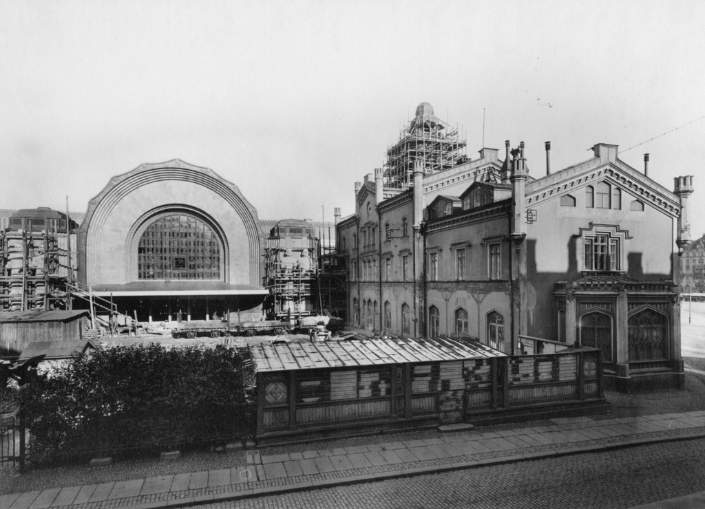 Helsingfors. Vanhat ja uudet rautatieasemat