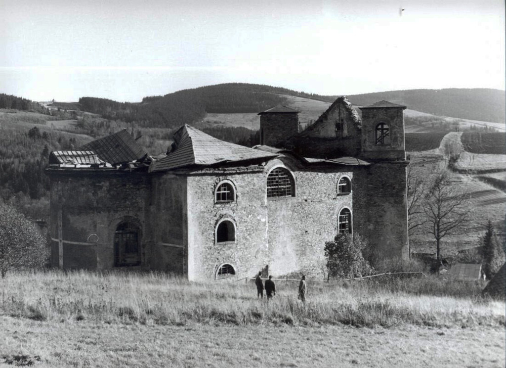 Neratov, kostel Nanebevzetí Panny Marie, zpustošený kostel