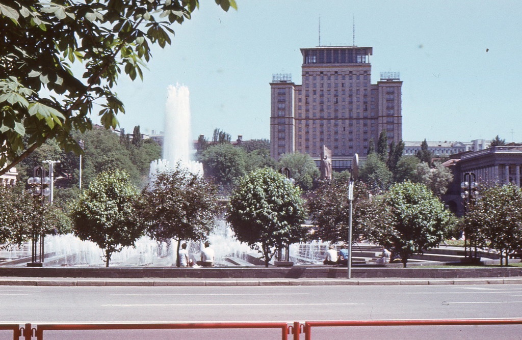 Квадрат Жовтневої революції. Вид на готель 