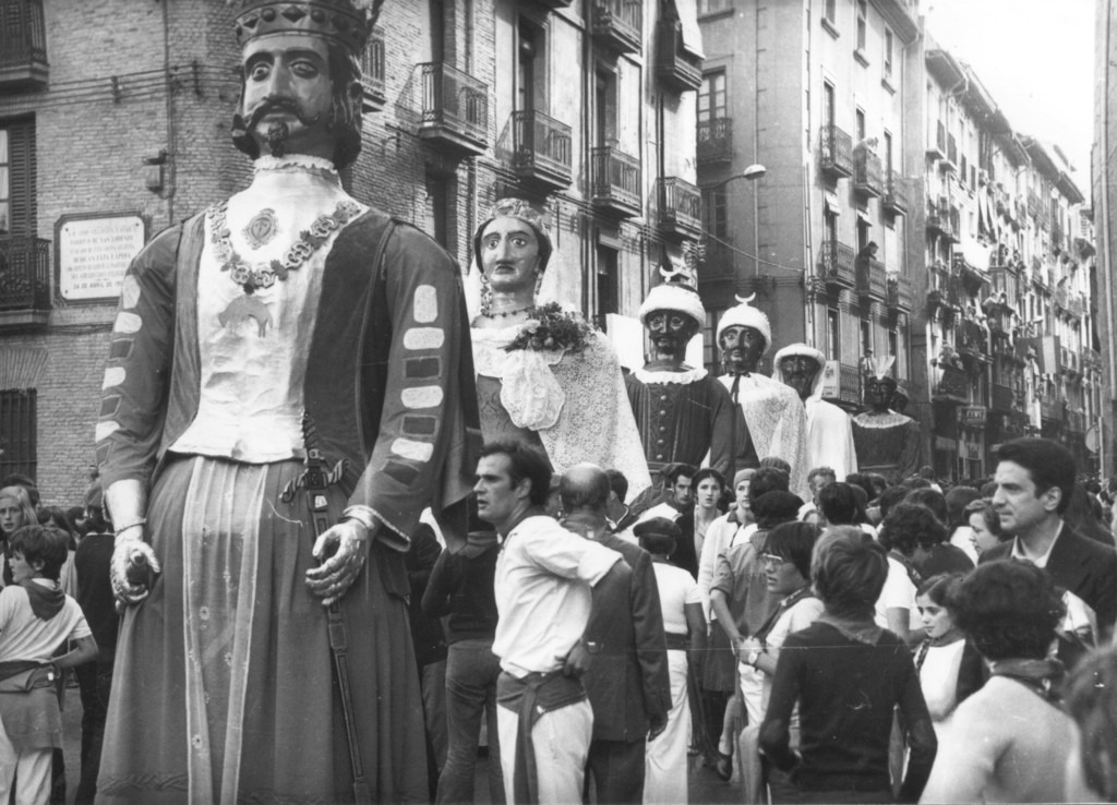 Fiestas de San Fermín en Pamplona, La comparsa de gigantes en la calle Mayor
