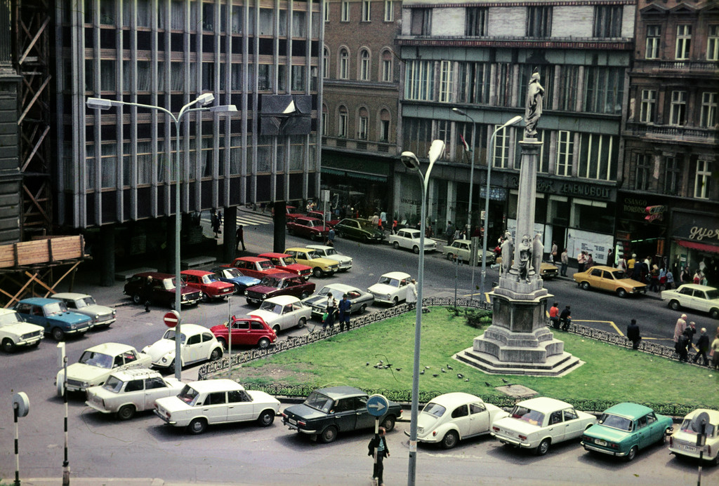 Martinelli (Szervita) tér, balra a Petőfi Sándor utca. Előtérben a Mária oszlop