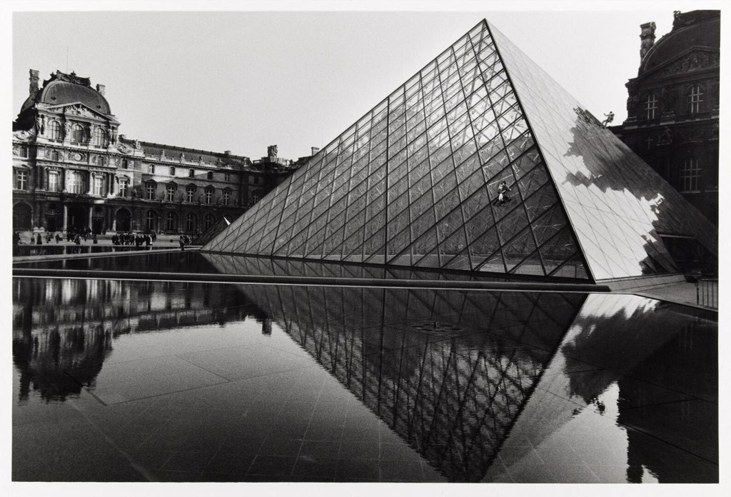 La pyramide du Louvre et deux laveurs de vitres, face aux pavillons Sully (gauche) et Denon (droite)