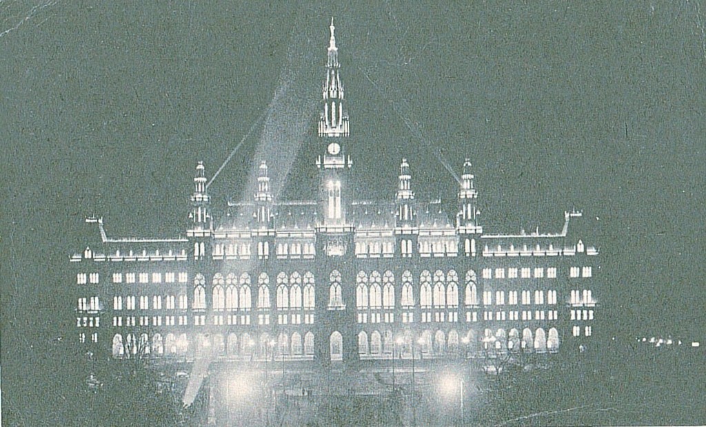 Beleuchtetes Rathaus