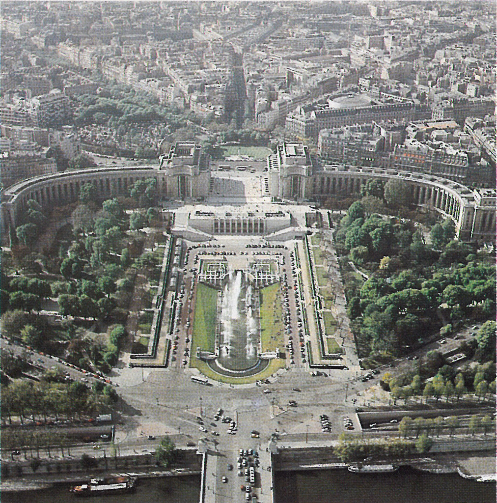 Coup de l'oeil la Tour Eiffel sur le Palais de Chaillot