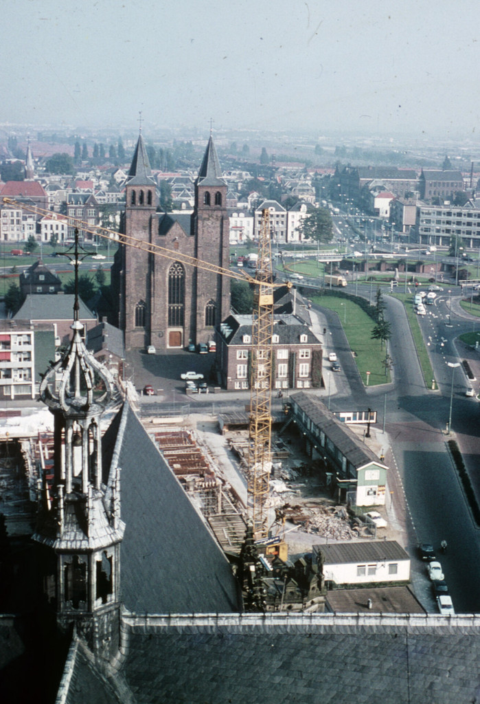 Panorama vanaf de Eusebiuskerk met de Sint-Walburgiskerk centraa