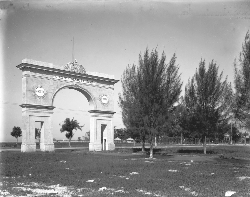 Arco en Cienfuegos a los mártires de la tiranía en Laredo y Malecon