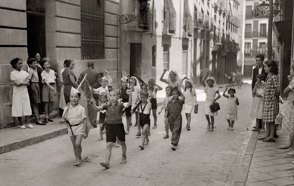 Niños jugando a ser milicianos en Lavapiés