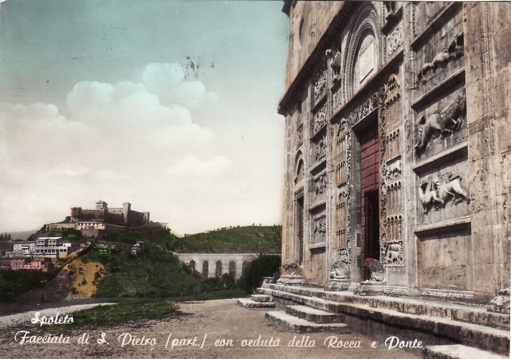 Spoleto, Facciata di San Pietro con veduta della Rocca e Ponte