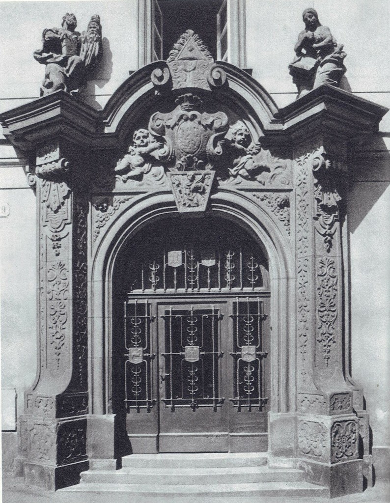 Bohatý portál z roku 1755